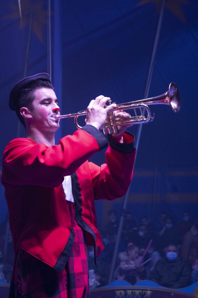 Tonino Ritz, équilibriste, clown, jongleur dans le spectacle du cirque des frères Ritz