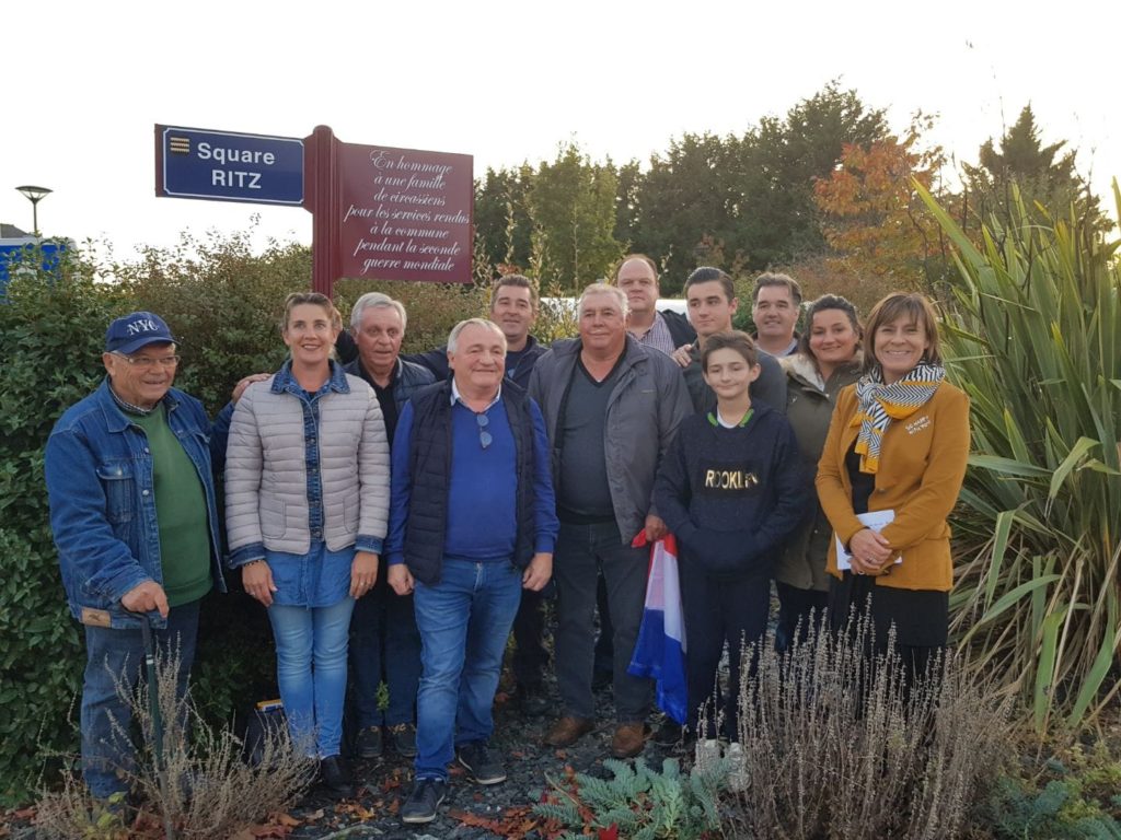 La famille Ritz et la municipalité de Brissac Quincé devant la plaque "square Ritz" rendant hommage à la famille.