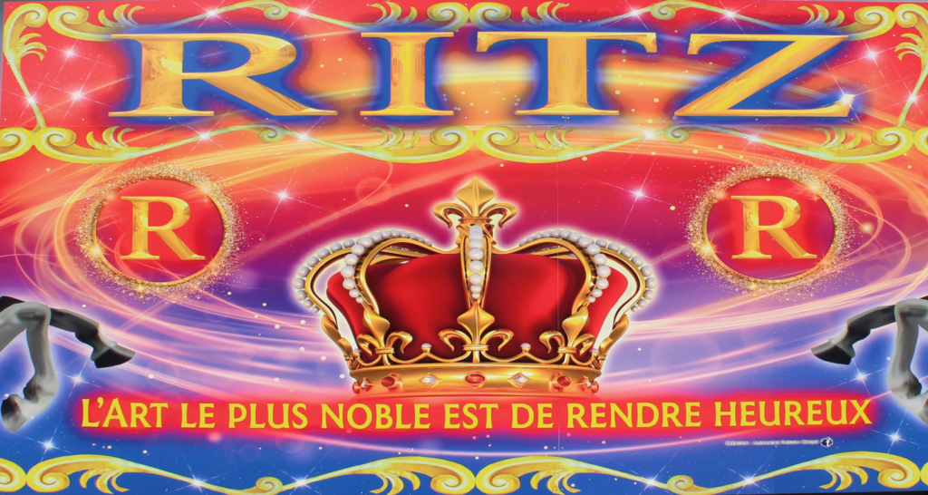 Façade de la caisse du cirque des frères Ritz. Possibilité de prendre contact