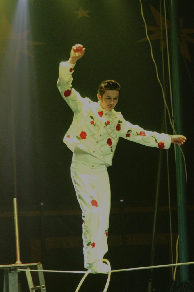 Flavio Ritz, équilibriste, jongleur, clown dans le spectacle du cirque des frères Ritz